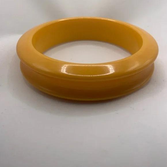 Vintage Chic Yellow Bakelite Bangle Bracelet.
Deep Set Groove In Center. - Picture 2 of 3